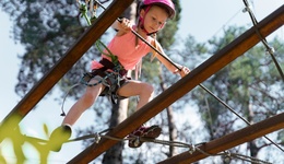 Enfant dans parc aventure
